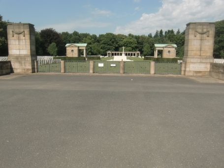 Rheinberg : Am Englischen Friedhof, Blick vom Eingang über den War Cemetery. Der Rheinberg War Cemetery ist eine Kriegsgräberstätte. Auf diesem Soldatenfriedhof sind über 3300 Gefallene des Zweiten Weltkrieges begraben worden.